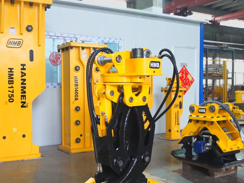 Hydraulic wood grapple mounting on excavator digger